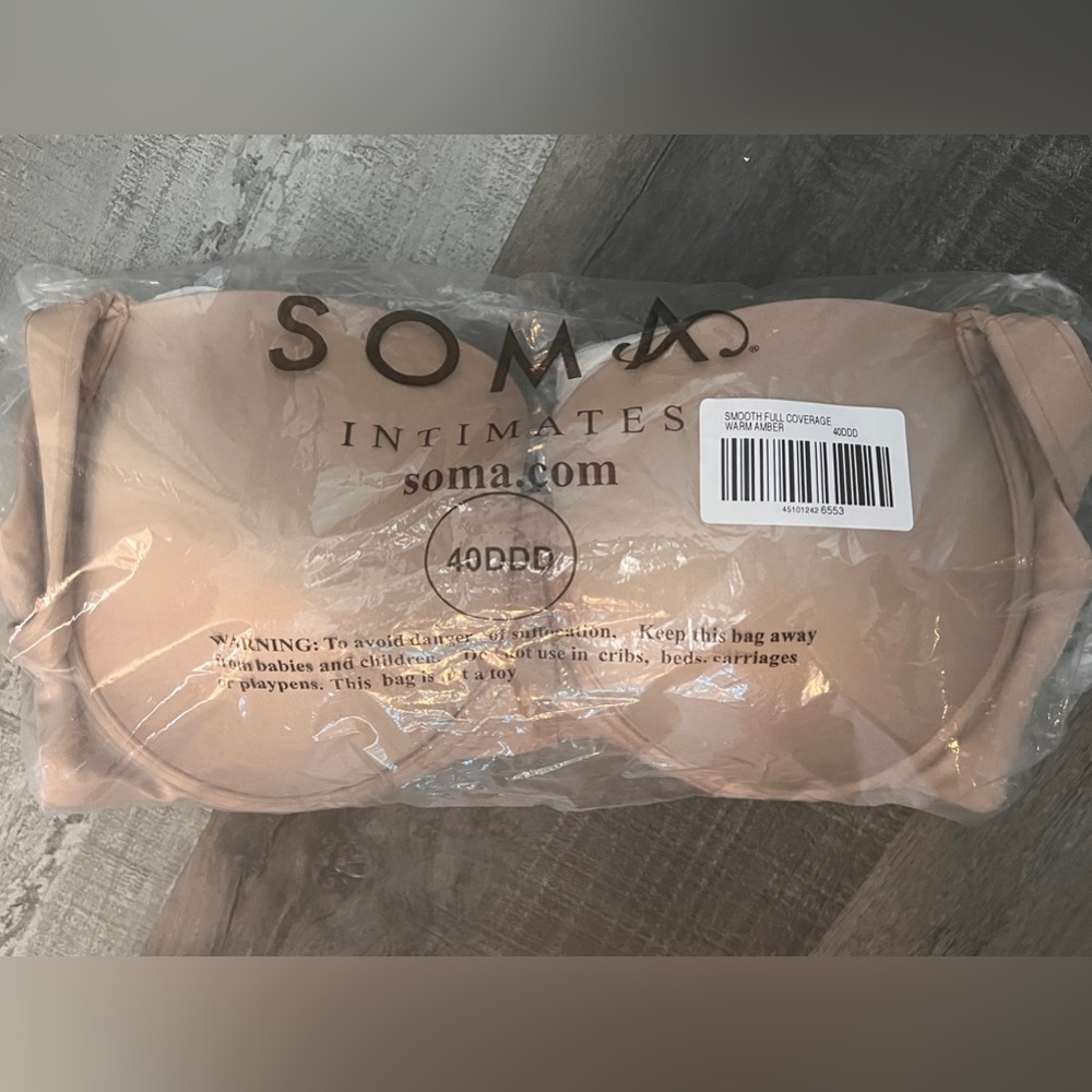 SOMA STUNNING SUPPORT. NWT
Smooth Full Coverage Bra. Size 40DDD.